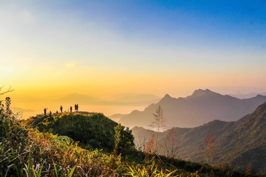 Servicios photo of people standing on top of mountain near grasses 733162.jpg